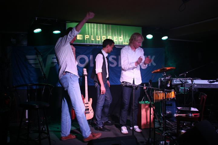 2008-11-28 M3_live at replugged 210.jpg